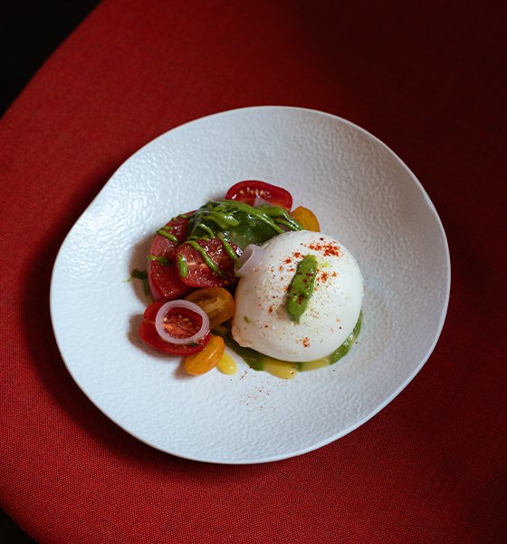 Burrata des Pouilles, tomates multicolores et basilic_Cucina_©Bertille Chabrolle_01